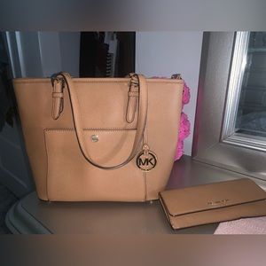 Michael kors purse with wallet